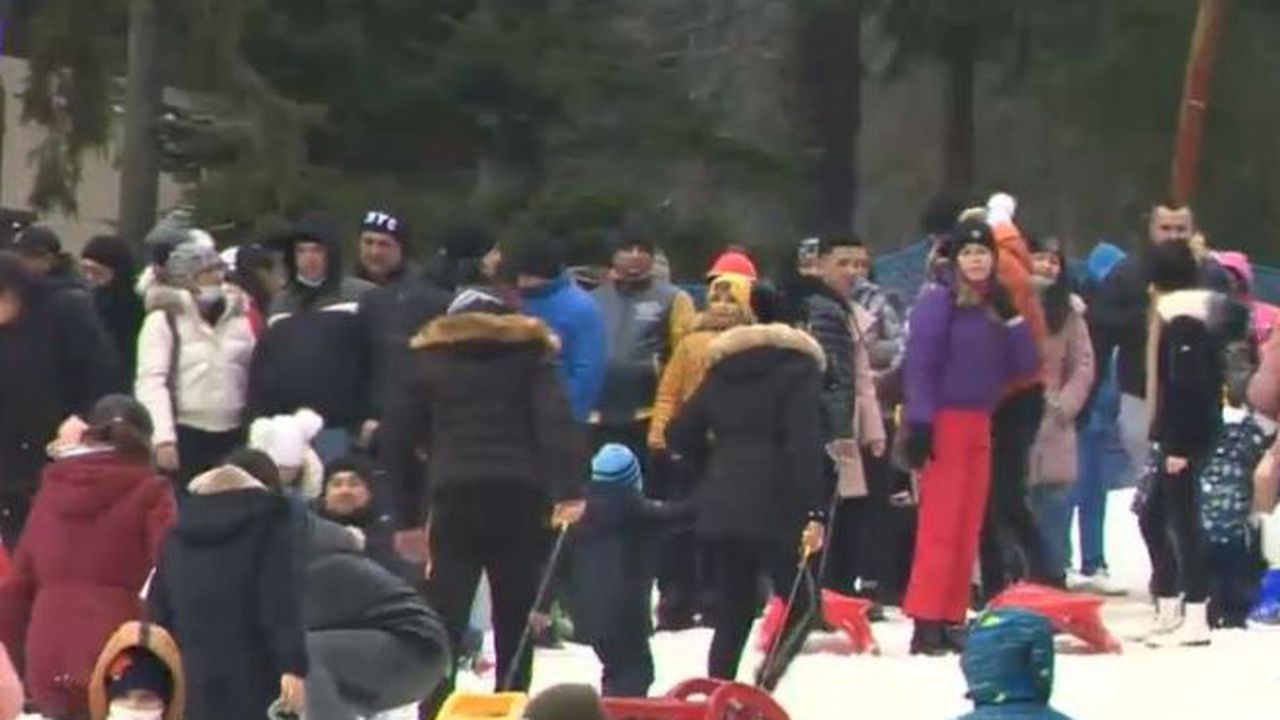 AglomeraÅ£ie In Predeal In Ultima Zi De VacanÅ£Äƒ Sute De Turisti Pe Partie