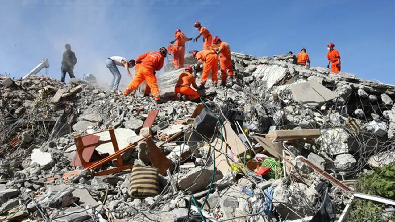 Bilanţul cutremurului din Turcia: cel puţin 570 de morţi şi 2.500 de răniţi