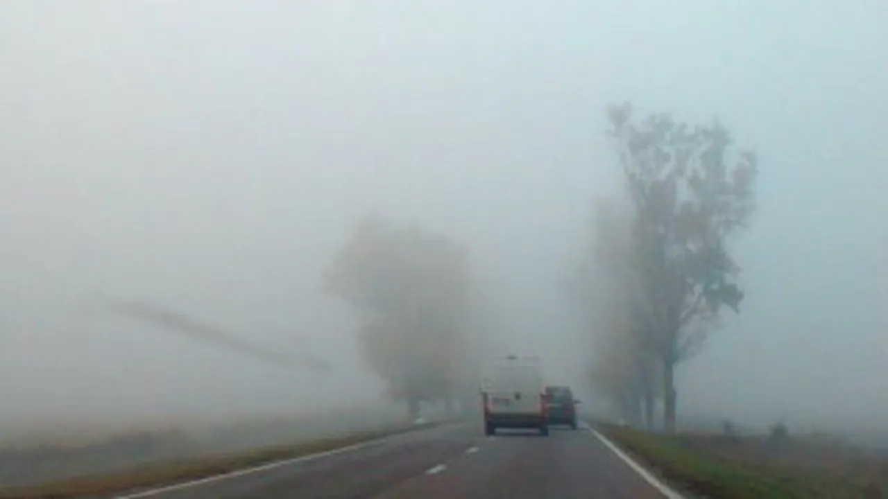 Circulaţia rutieră în Satu Mare şi Cluj, afectată de ceaţa densă