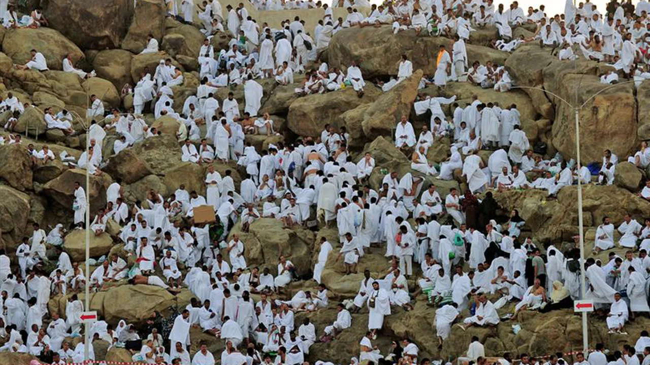 Milioane de musulmani îşi petrec ziua în meditaţie şi rugăciune la muntele Arafat VEZI LIVE