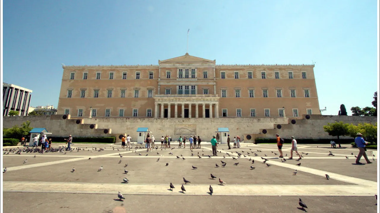 Sute de persoane protestează în faţa clădirii Parlamentului de la Atena