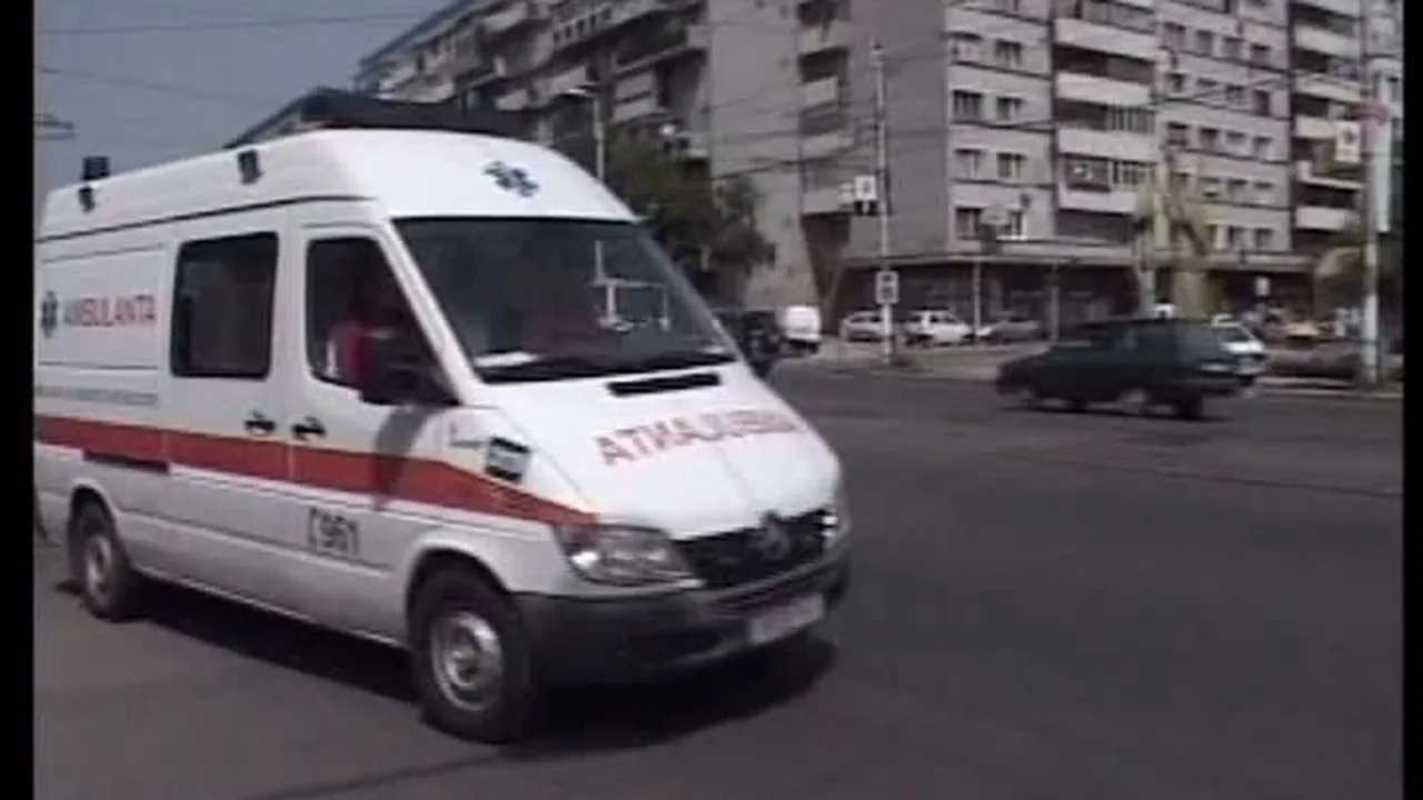 O ambulanţă a lovit un bărbat pe trecerea de pietoni