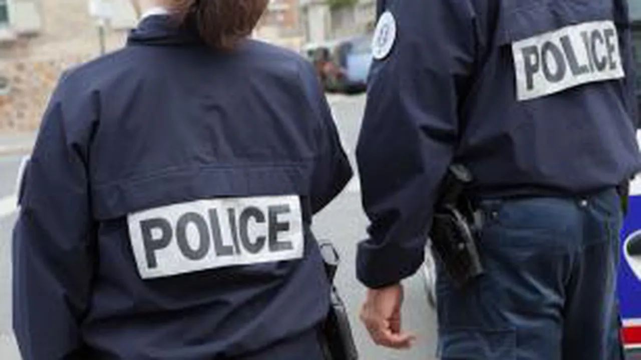 TEROARE în FRANŢA: Un bărbat înarmat a încercat să pătrundă în sediul redacţiei Valeurs Actuelles