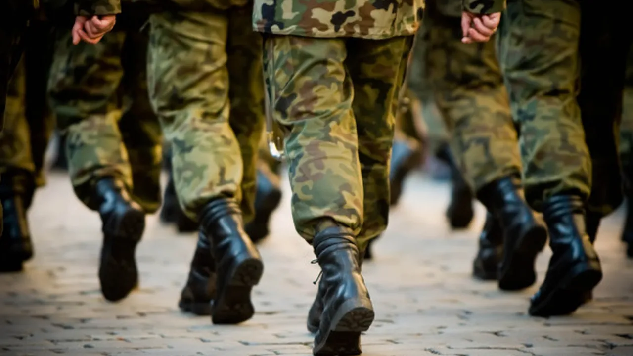 Studiu: Majoritatea românilor sprijină iniţiativa introducerii stagiului militar pe bază de voluntariat