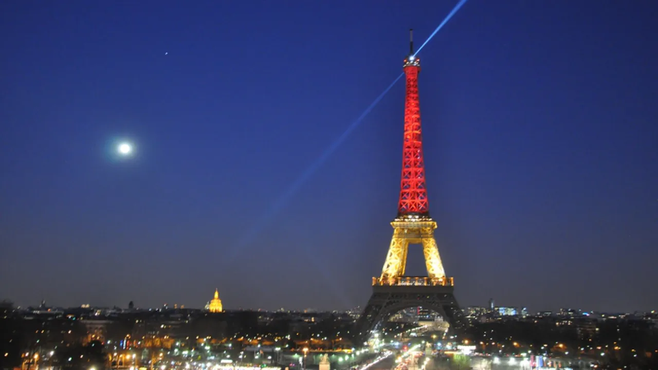 Francezii explică de ce Turnul Eiffel NU va fi iluminat în culorile Pakistanului după atentat