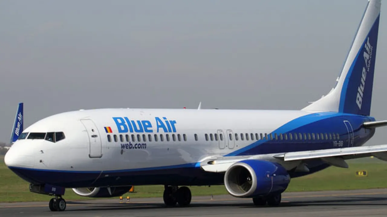 Incident la bordul unui avion Blue Air înainte de aterizarea la Bucureşti! Măștile de oxigen s-au activat