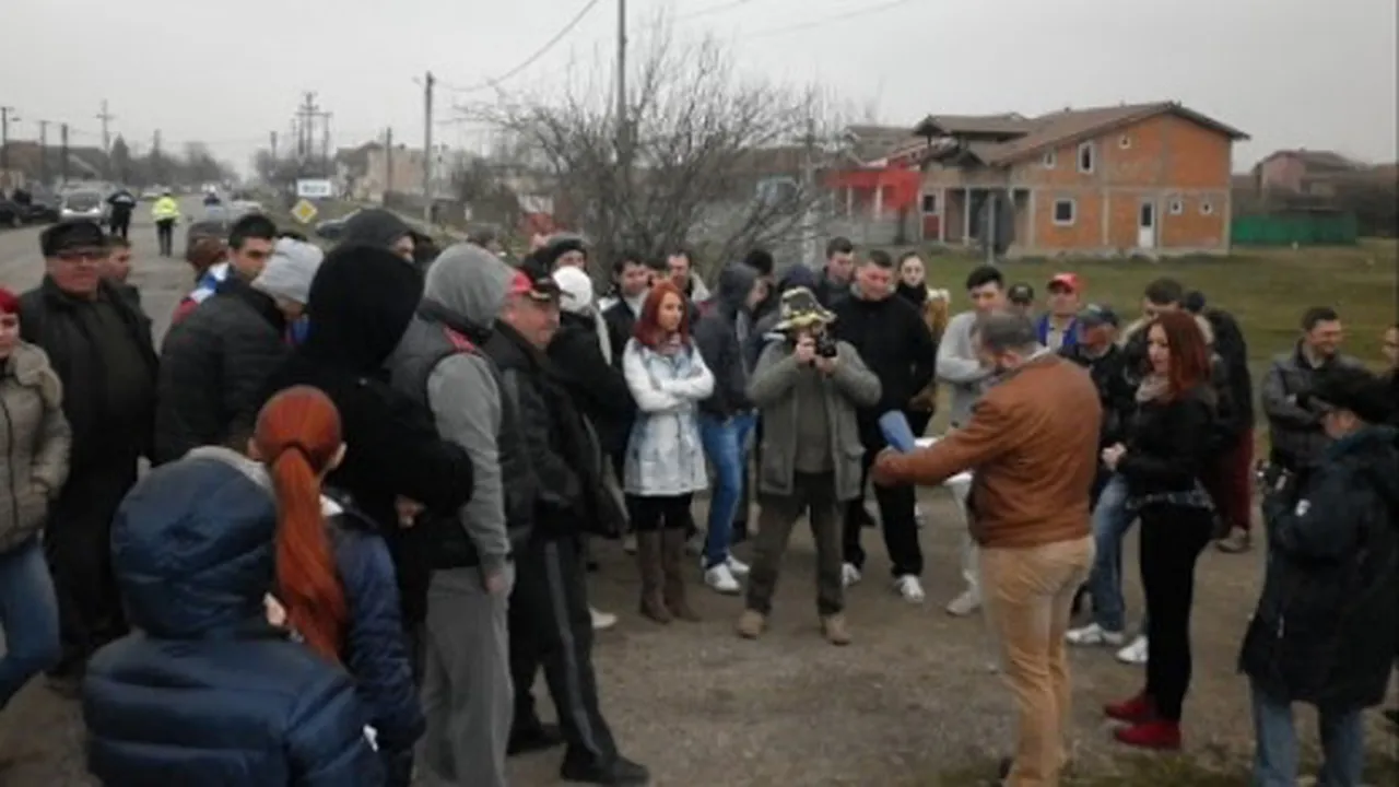 Românii protestează în stradă la Arad împotriva unui centru de carantină. „E normal să fim îngrijoraţi, e gard în gard”