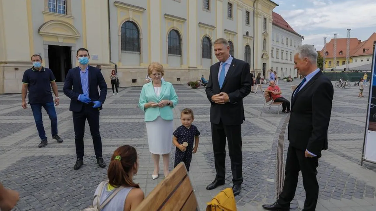 Klaus Iohannis In VizitÄƒ La Sibiu Cum A ReacÅ£ionat Seful Statului Cand Un Copil I A Intins