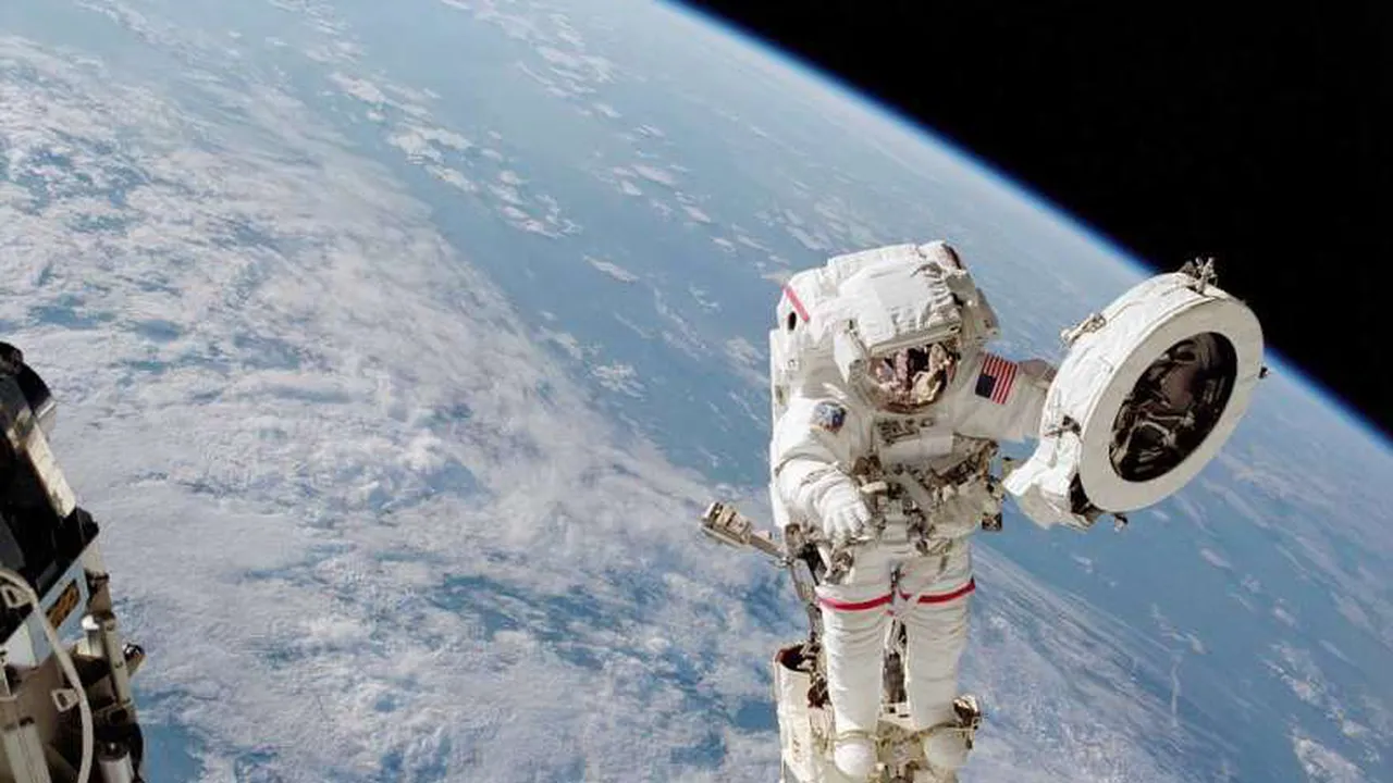 Imaginea săptămânii, de la NASA. Spectaculoasa ieşire în spaţiu a unui astronaut, pe braţul staţiei FOTO