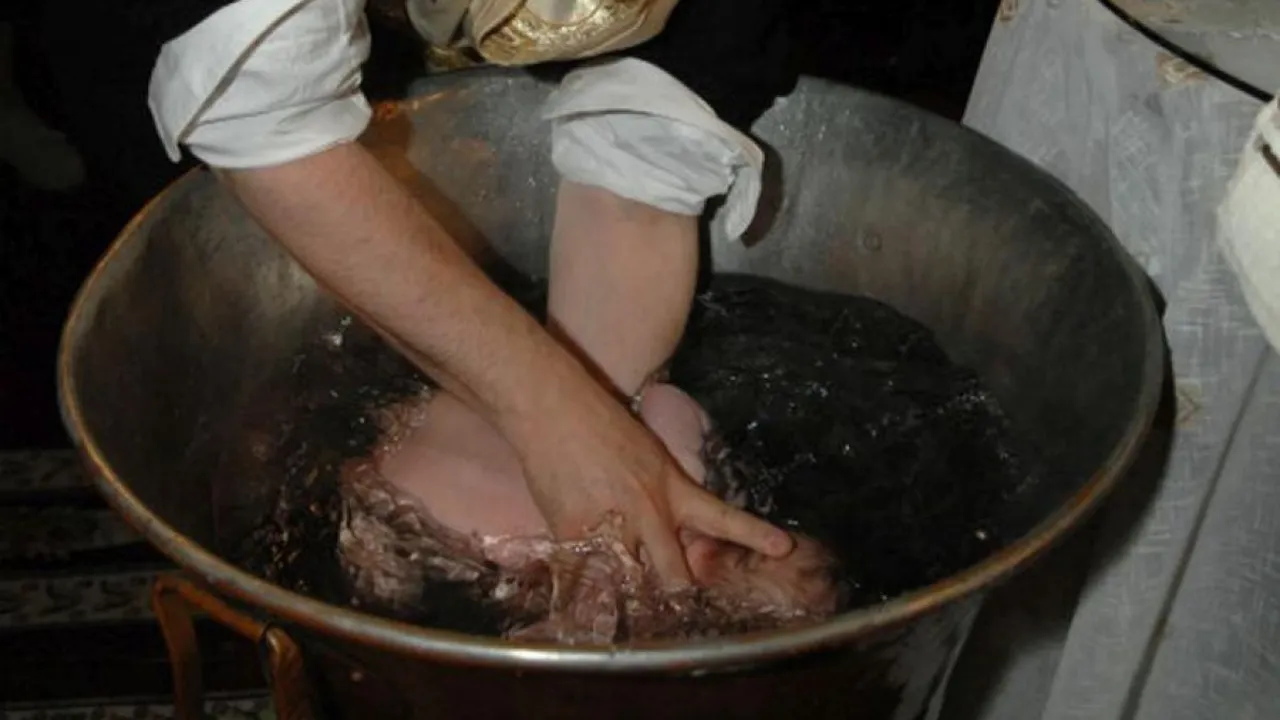 Arhiepiscopia Argesului Si Muscelului PÄstreazÄ TradiÅ£ia Si Nu Interzice ScufundÄrile Bebelusilor La Botez Dar AnunÅ£Ä CÄ