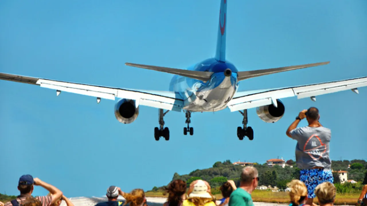 Grecia prelungește restricţiile asupra curselor aeriene. Toţi călătorii străini intră în carantină timp de 7 zile