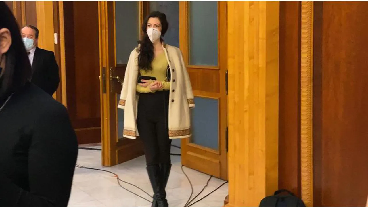 Laura StefÄƒnuÅ£ AlÄƒturi De Vlad Voiculescu La ConferinÅ£a De PresÄƒ Iubita Acestuia L A Asteptat In Picioare