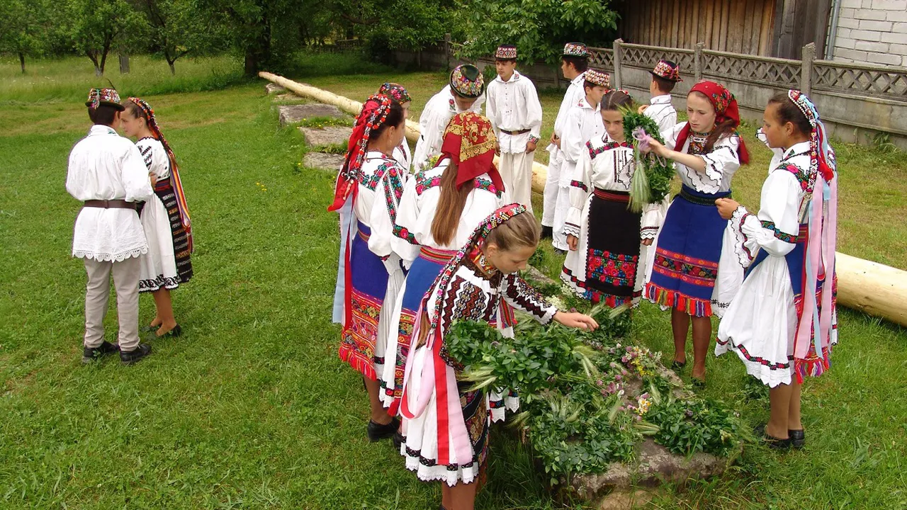 Calendar Ortodox Mai 2021 SÄƒrbÄƒtori Religioase In Mai 2021 TradiÅ£ii Si SuperstiÅ£ii De Armindeni De Ghermanul Viermilor De Joile Verzi