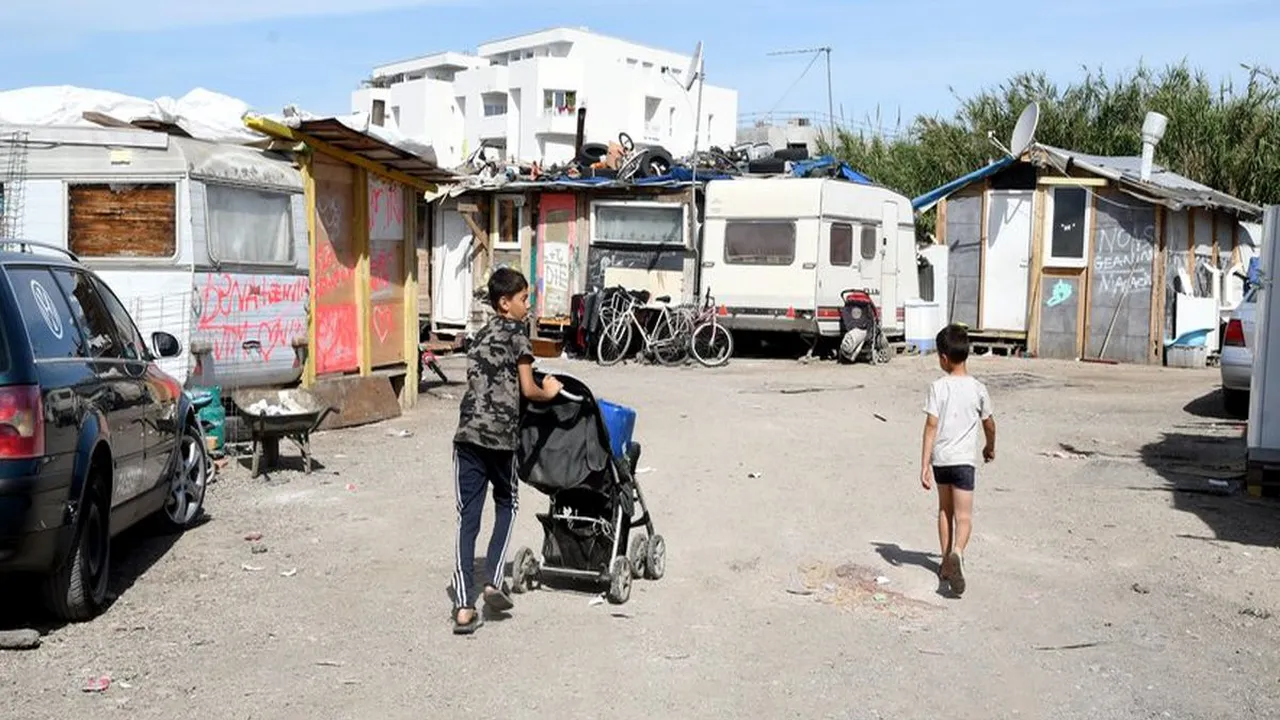 Condiţii inumane de trai pentru aproape 100 de copii români. Micuţii trăiesc printre şobolani şi munţi de gunoaie, într-o mahala din Franţa!