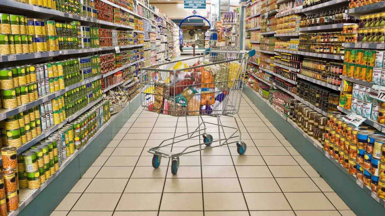 E criză în supermarketurile din Marea Britanie. Lipsesc de pe rafturi alimente esenţiale: Avem goluri mari, nu vor mai intra clienţi!