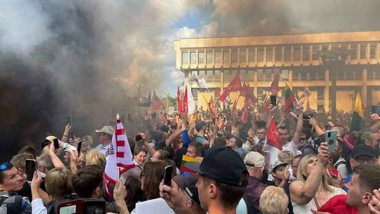 Proteste violente în Lituania, împotriva restricţiilor. Manifestanţii au blocat ieşirile din Parlament şi s-au bătut cu poliţia VIDEO