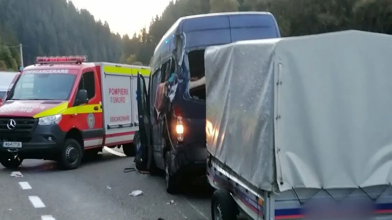Accident teribil în Suceava. Un TIR și un microbuz s-au ciocnit frontal: un mort și mai mulți răniți
