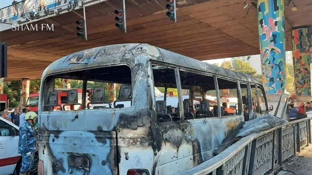 Atentat terorist, un autobuz a fost aruncat în aer la trecerea peste un pod, la Damasc. Cel puţin 13 persoane au fost ucise