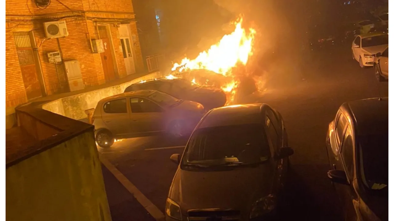 Cinci maşini au ars în parcarea unui bloc. Fumul şi flăcările urcau pana la etajul 5
