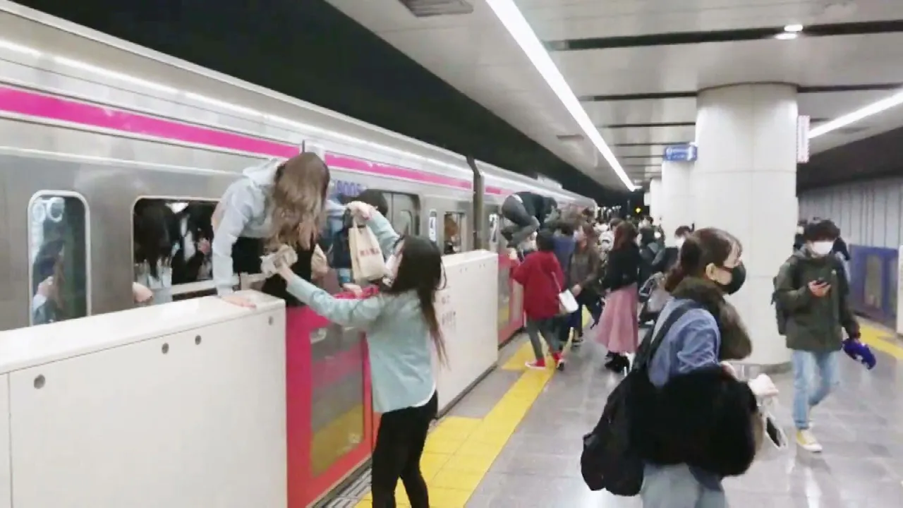 Teroare la metrou. Cel puțin 15 oameni au fost răniți, în urma unui atac cu cuțitul, urmat de o incendiere, în Tokyo