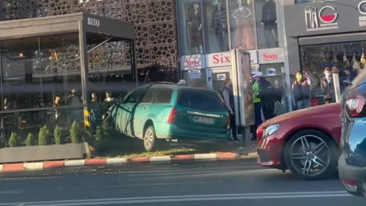 O șoferiță a intrat cu mașina într-o terasă, la Baia Mare. Imagini incredibile!