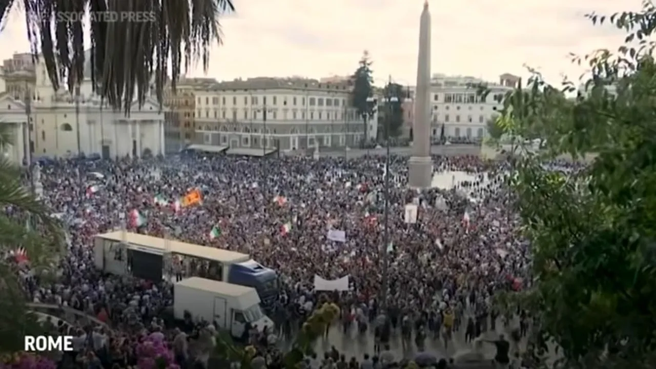 Proteste de amploare în Italia faţă de obligaţia certificatului COVID-19. Mii de oameni, în stradă la Roma. Poliţia a folosit gaze lacrimogene VIDEO