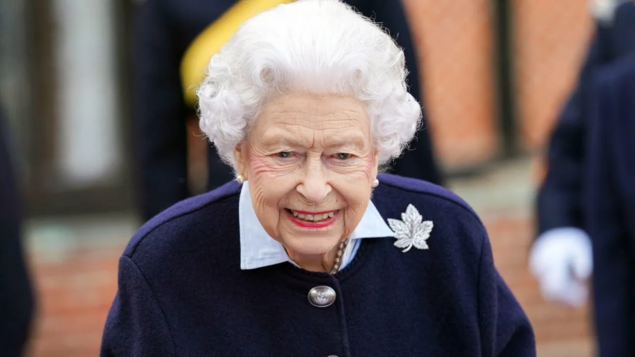 Regina Elisabeta a II-a, în baston. Este prima oară în ultimii 17 ani când monarhul apare astfel în public FOTO