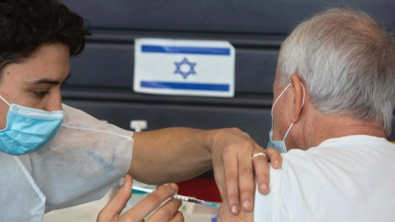 Israelienii pot pierde certificatul verde dacă refuză doza a treia de vaccin