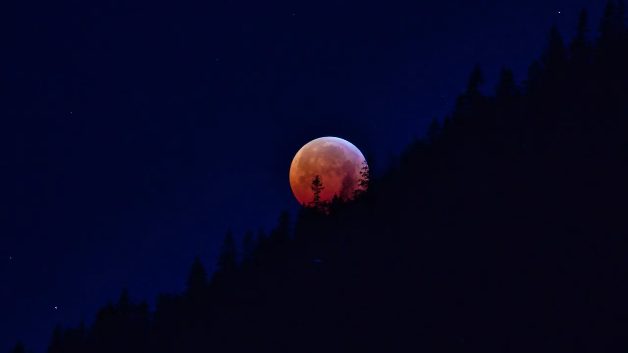 Eclipsa de Luna plina a castorului. 4 zodii PUTERNIC afectate de cea mai lunga eclipsa a secolului pe 19 noiembrie 2021
