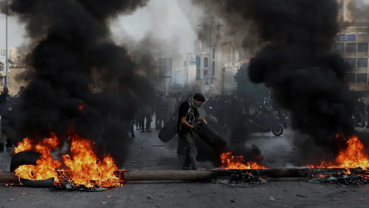 Proteste masive în Liban, din cauza sărăciei. Oamenii au blocat străzile şi le-au incendiat, armata nu intervine