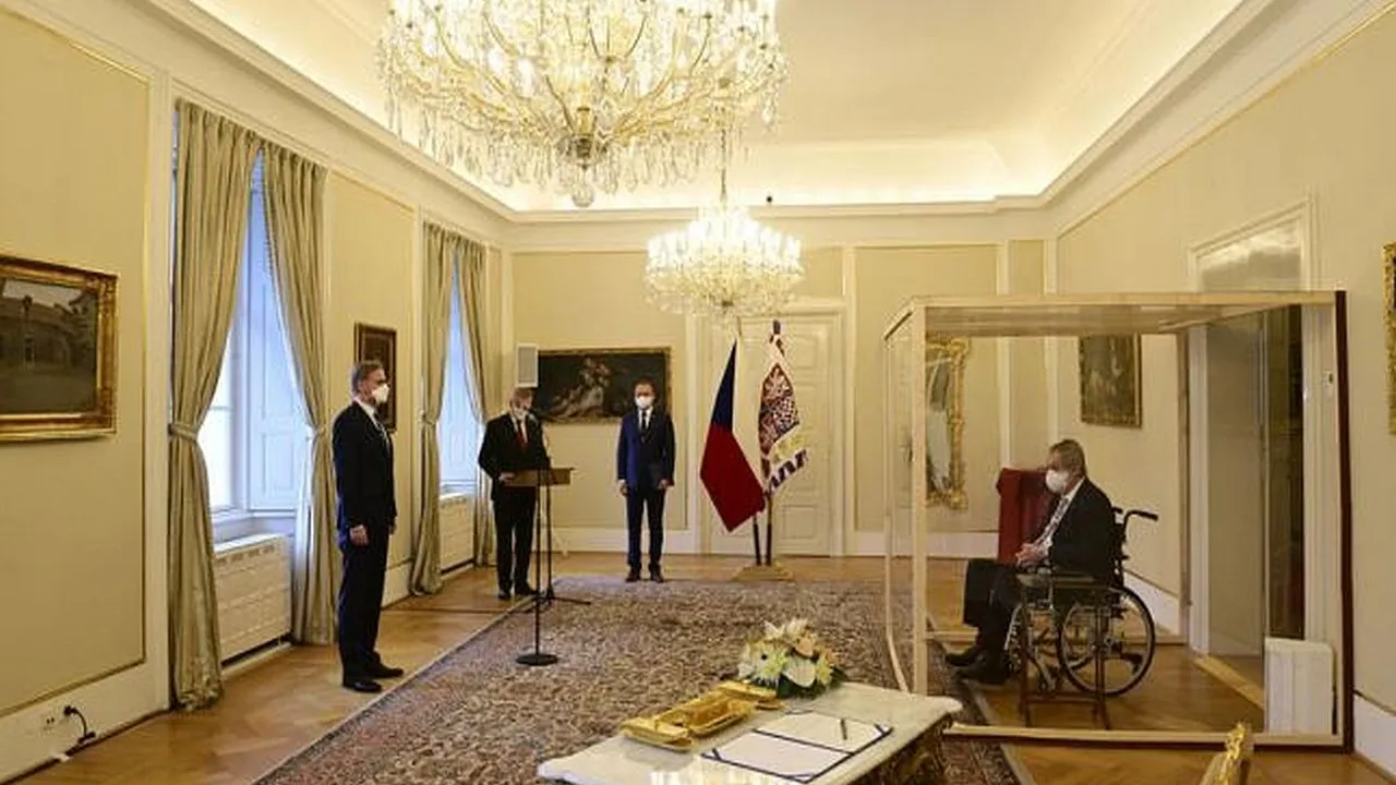 Premierul Cehiei, pus în funcție prin plexiglas, de președintele Milos Zeman care e bolnav de COVID și în scaun cu rotile – VIDEO