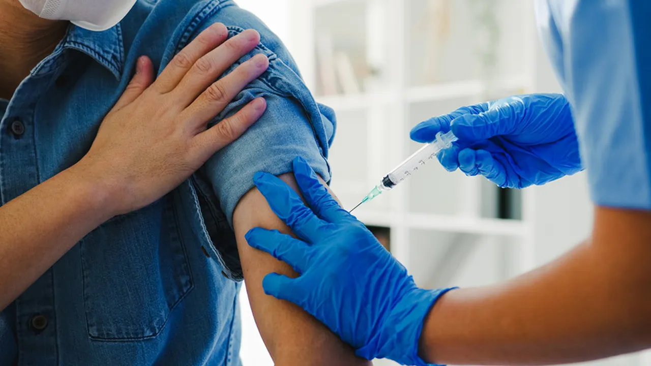 Termenul pentru doza booster a vaccinului anti-COVID, redus la patru luni în România. De când se aplică măsura