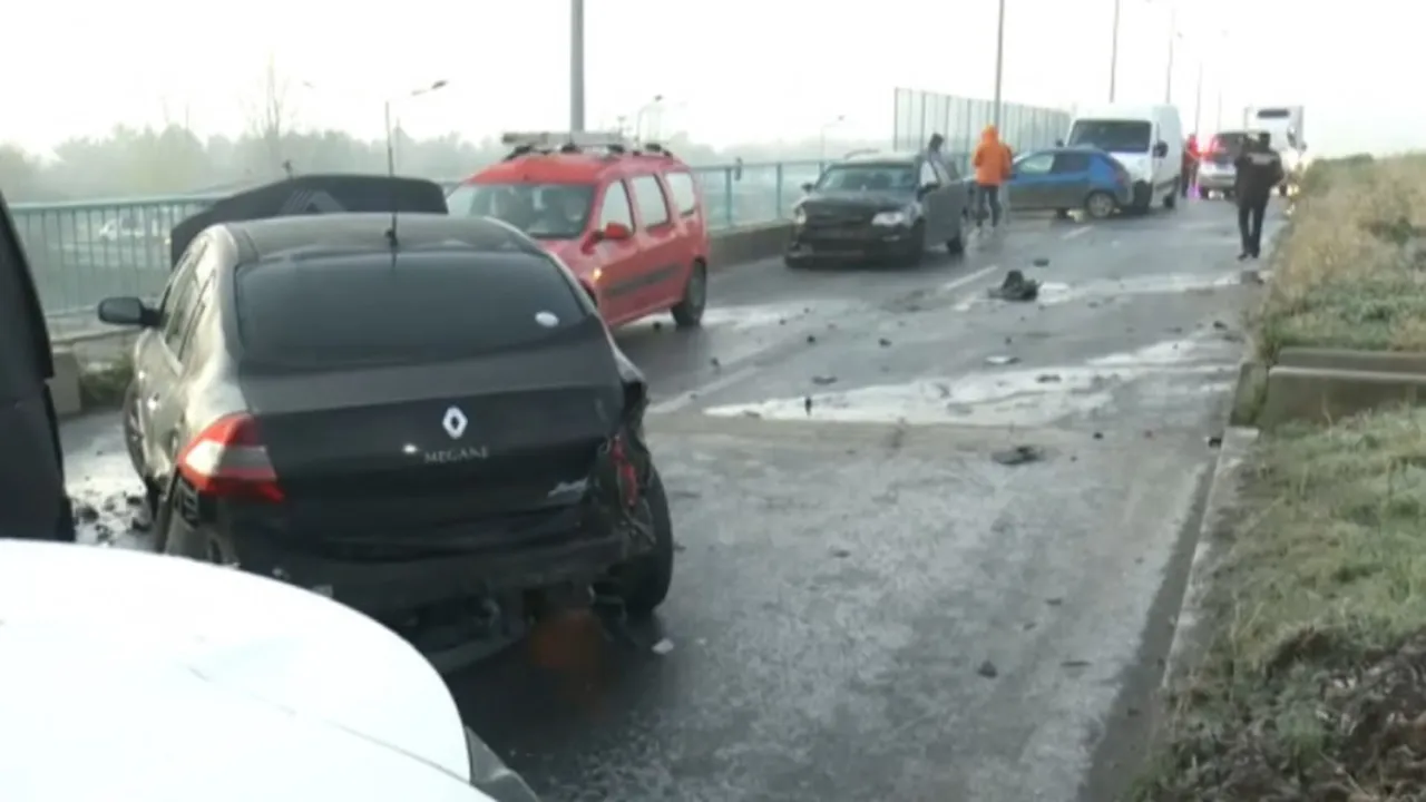 Carambol cu 20 de maşini în Bucureşti, s-a format gheaţă de la aspersoarele din zonă VIDEO
