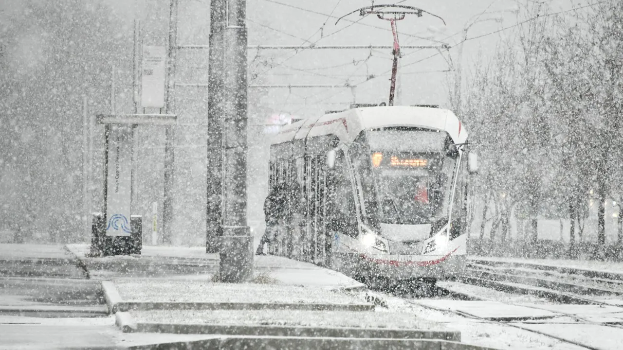 Moscova, sub nămeţi. Capitala Rusiei se confruntă cu cele mai abundente ninsori la început de iarnă, din ultimii 72 de ani VIDEO