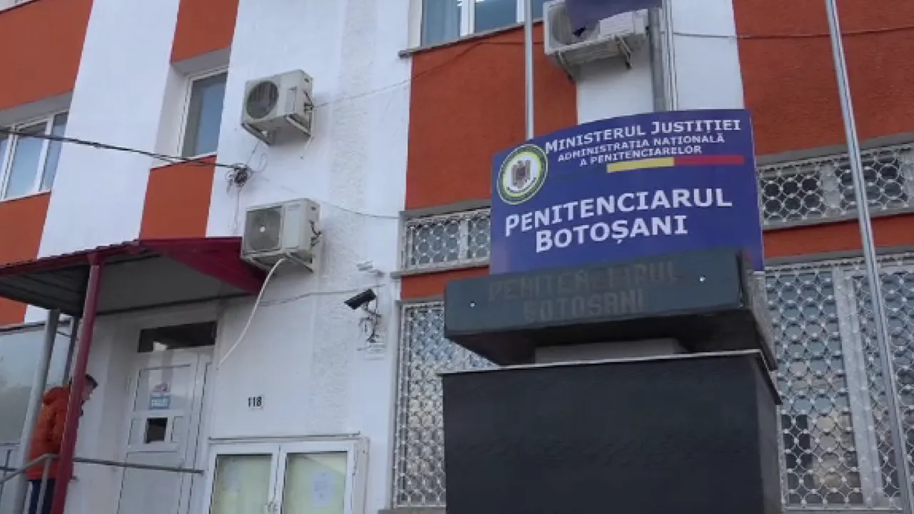 Doi deţinuţi din Penitenciarul Botoşani au fost prinşi făcând rachiu cu o instalaţie improvizată dintr-o găleată