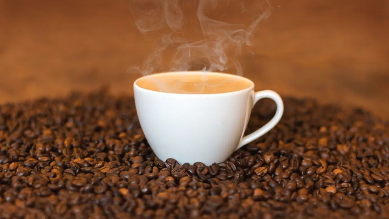 Preţul cafelei a atins valori record din ultimii 10 ani. Seceta, războiul şi Omicron pun în pericol producţia şi livrarea ei