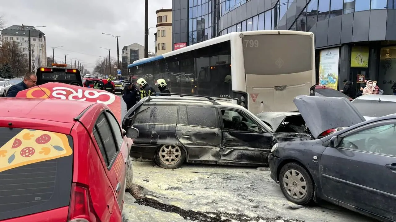 Accident cu 15 autoturisme şi un autobuz, în centrul Chişinăului. Momentul tamponării a fost filmat VIDEO