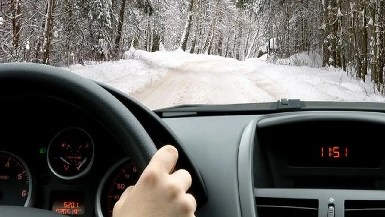 Iarna și-a intrat în drepturi! Șoferii trebuie să aibă mare grijă pe șosele. Avertismentul lansat de autorități!