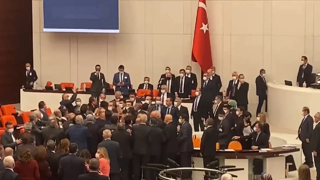 Bătaie generală în Parlamentul Turciei între deputaţii opoziţiei şi cei ai puterii VIDEO