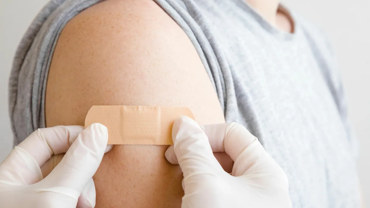 Culmea fraudării la vaccinare. Un italian a vrut să înşele medicii cerând să fie injectat într-un braţ de silicon