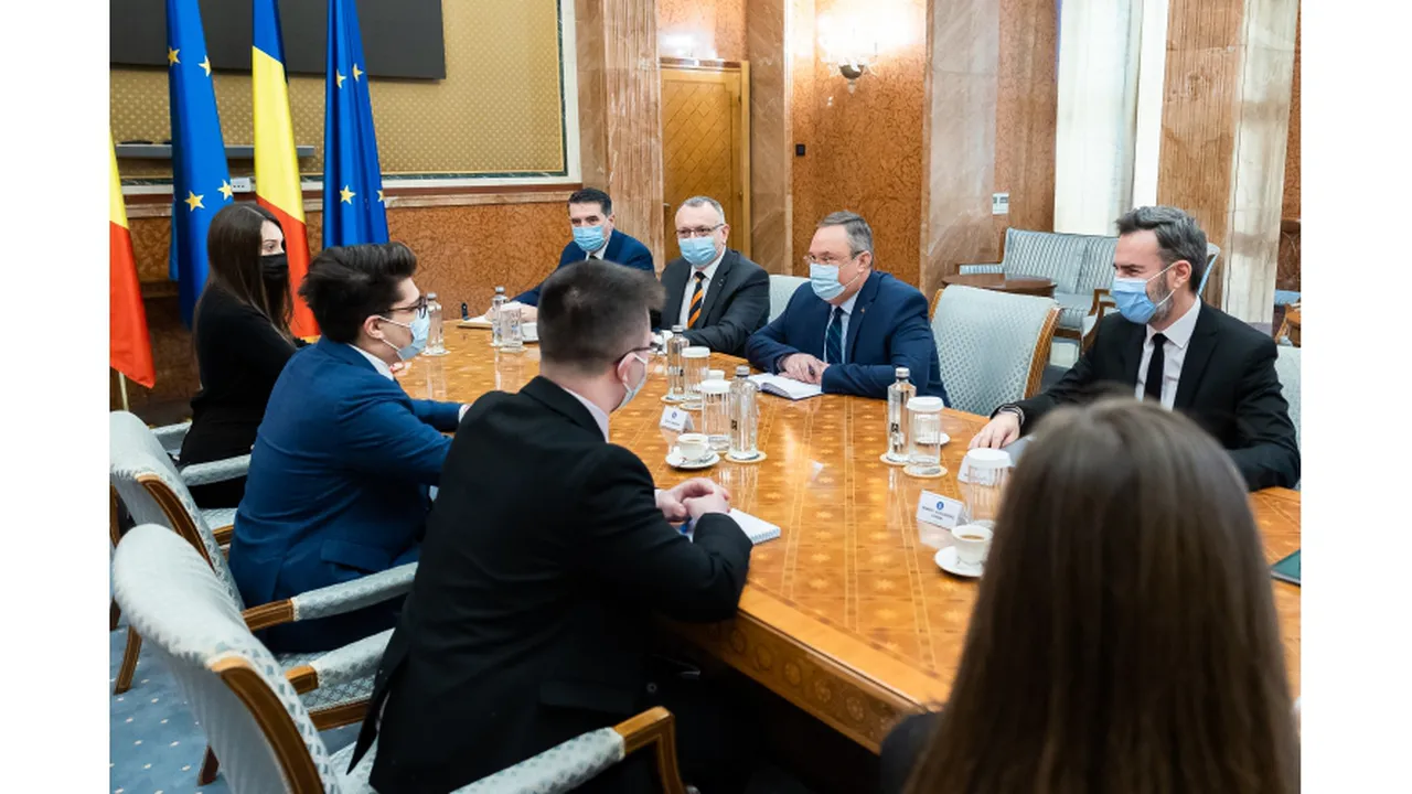 Premierul Ciucă, discuţii la Guvern cu reprezentanții Consiliului Național al Elevilor. Ce s-a decis în privinţa burselor şcolare