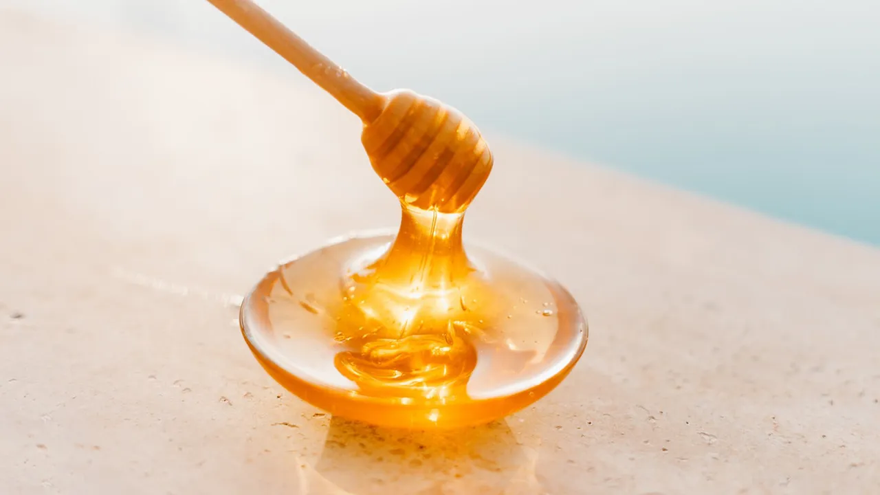 Mierea are efecte miraculoase asupra organismului. Previne diabetul, te scapă de alergii și reglează nivelul colesterolului