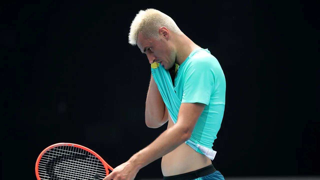 Un nou scandal la Australian Open, Bernard Tomic i-a atacat pe organizatori în mijlocul meciului: „Cu siguranţă în două zile voi fi testat pozitiv cu Covid!” VIDEO