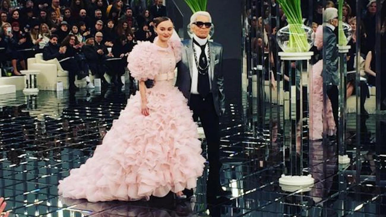 Any transmission However Fiica lui Johnny Depp, vedeta prezentării colecţiei haute-couture 2017  Chanel