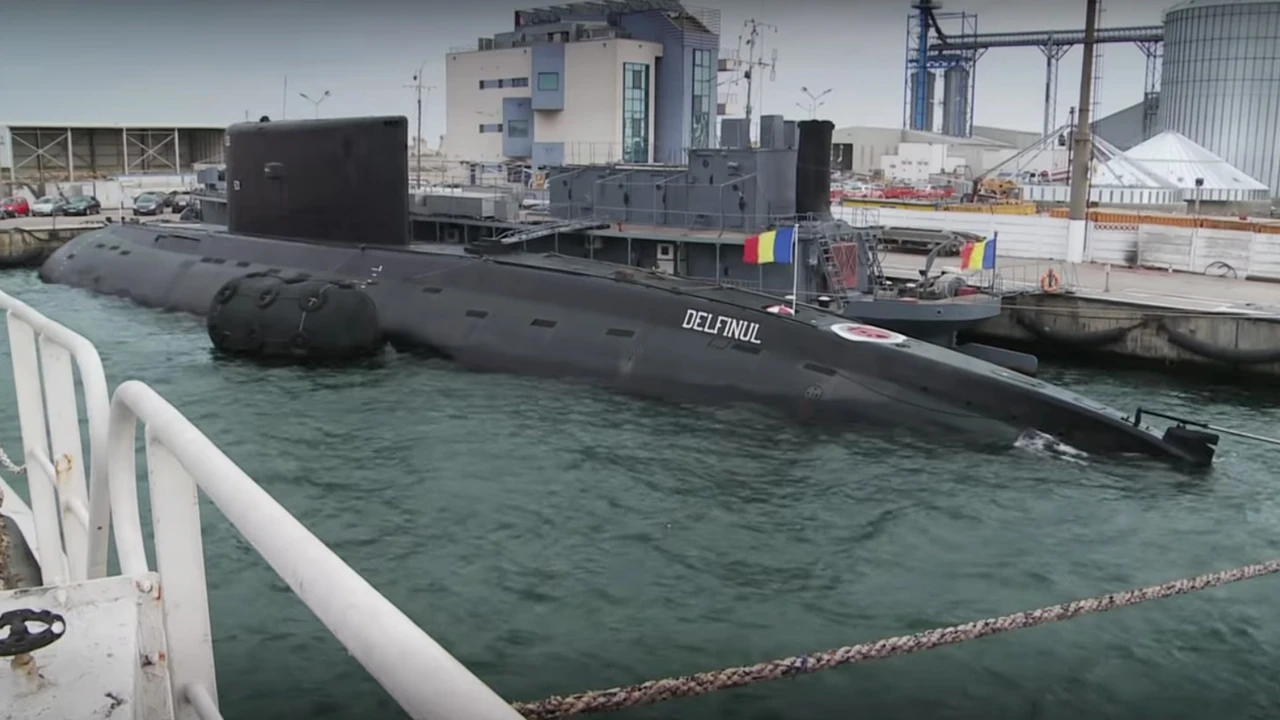 Zilnic Angajator bărbie  Singurul submarin al României, Delfinul, nu s-a mai scufundat de 20 de ani.  Ceauşescu l-a cumpărat de la ruşi cu 60 de milioane dolari