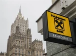 Raiffeisen Bank face demersuri să se rupă de Rusia. A anunțat majorarea comisioanelor cu 50% pentru transferurile în dolari