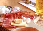 Care sunt alimentele ce pot provoca cancer. Se regăsesc pe rafturile tuturor magazinelor, iar mulți români le consumă zilnic