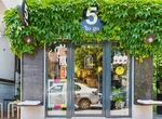 Care este secretul din spatele cafenelelor „5 to go”. Radu Savopol, co-fondatorul brand-ului dezvăluie toate greutățile pe care le-a întâmpinat pe acest parcurs:„