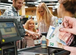 Un lanț de magazine din Germania a decis să limiteze plățile cash. Cum a fost justificată această decizie controversată