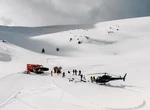 Noua fiță pentru schiorii din România. Pentru 250 de euro, vă lasă elicopterul în vârful muntelui, apoi vă aduce ratracul încă patru ture ca să schiați pe pârtia de trei kilometri